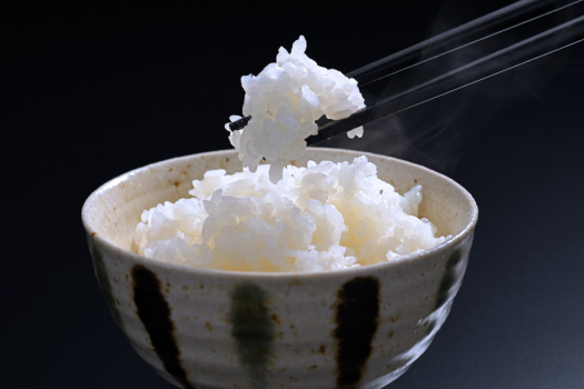 【こだわりの食材　熱塩加納産コシヒカリ】当館自慢の美味しいお米を、毎朝炊き立てでお召し上がりいただきます。