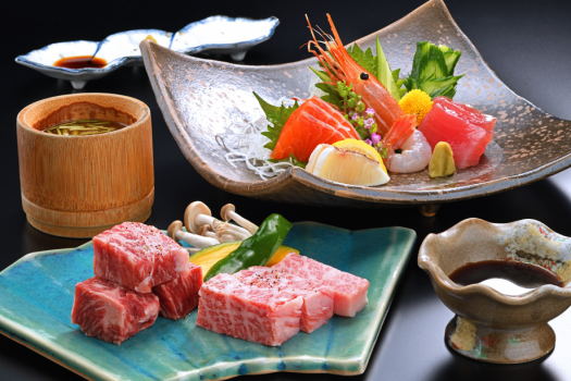 【特選料理】「和牛陶板焼き」と「刺身皿盛り」。
