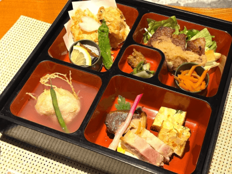 【自慢の創作弁当付(1泊2食)】ご夕食はお部屋でゆっくりお弁当！お気軽温泉旅にぴったり！11時OUT
