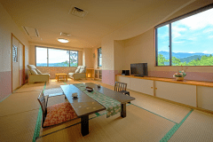 さゆり亭◆里山側和室【50平米（１4畳）】グループや大人数のご家族で、また仲良しの2家族やご親戚でお泊りができると好評です。