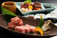 【特選料理】「和牛陶板焼き」と「馬肉３種食べ比べ」。