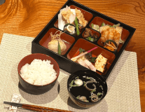 【自慢の創作弁当付(1泊2食)】ご夕食はお部屋でゆっくりお弁当！お気軽温泉旅にぴったり！11時OUT