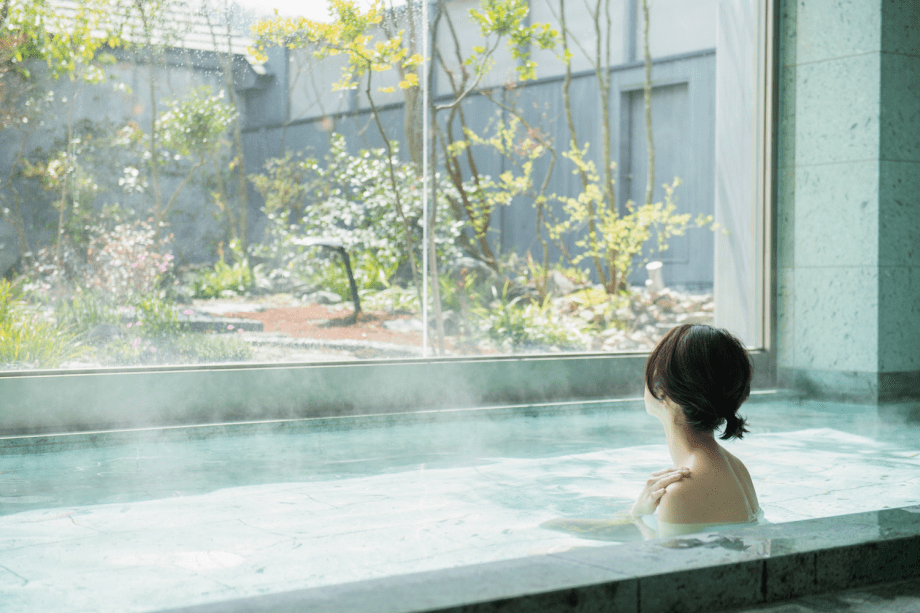 女性大浴場『紅梅の湯』内風呂　庭園を望みながら楽しむ温泉浴。