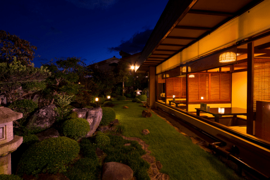 お庭を望むお食事処「山ぼうし」