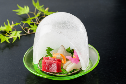 鱸(すずき)の洗い、甘海老など氷のドーム5種のお造り