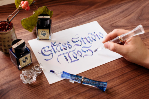 Glass Studio TooS のガラスペンと Tono & Lims のインクで自分だけのカリグラフィを。