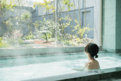 女性大浴場『紅梅の湯』内風呂　庭園を望みながら楽しむ温泉浴。