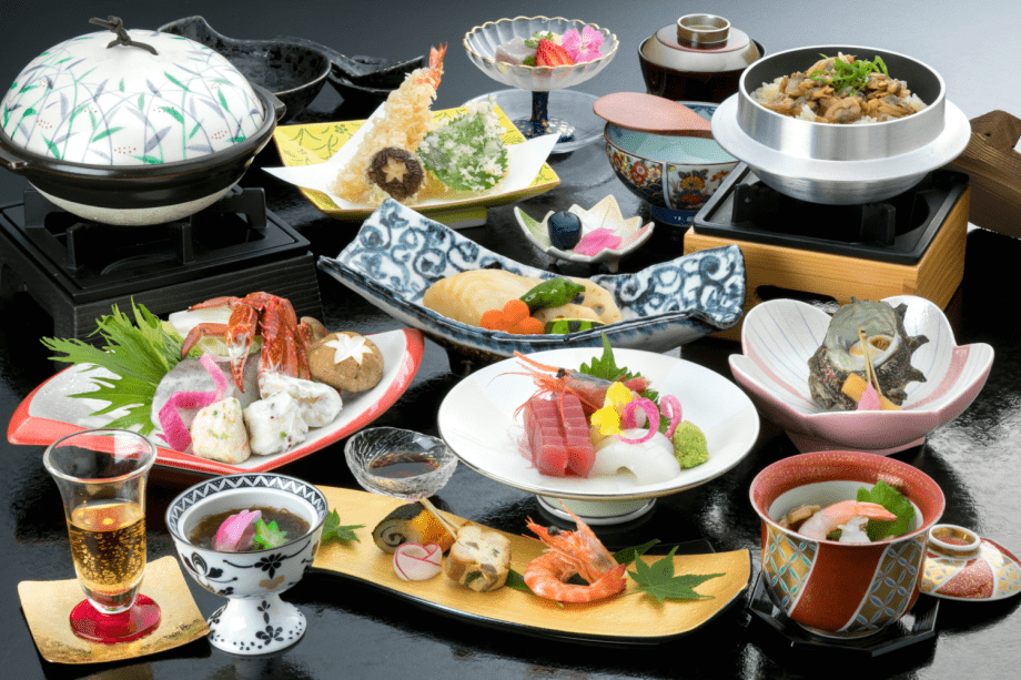 『夕波の膳』八丁味噌仕立ての海鮮鍋他、新鮮な海の幸も満載です。