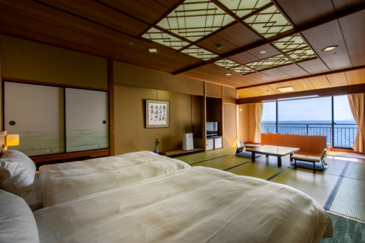 窓からは、波穏やかな三河湾と、漁船・ボート・ヨット・貨物船など大小さまざまな船が行き交うシーン
が望めます！とくに最高一瞬は落陽（サンセット）シーン！