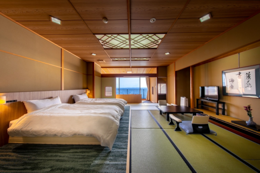 窓からは、波穏やかな三河湾と、漁船・ボート・ヨット・貨物船など大小さまざまな船が行き交うシーン
が望めます！とくに最高一瞬は落陽（サンセット）シーン！