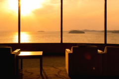 夕刻のロビー。まるで映画のような夕焼け