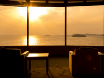 夕刻のロビー。まるで映画のような夕焼け