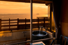 お一人さまサイズの露天風呂　　温泉ではありませんが、景色は最高です！