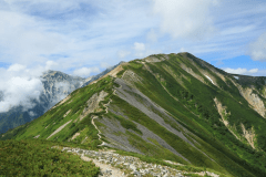 白馬岳は栂池山荘より片道約4～5時間の行程です。