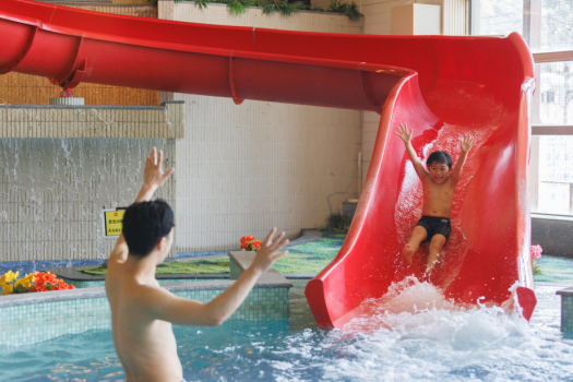 *【ガーデンスパ(一例)】屋内スパは、親子でわいわい楽しめる全天候型のプールです。 *【ガーデンスパ(一例)】屋内スパは、親子でわいわい楽しめる全天候型のプールです。