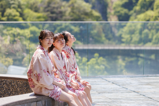 鬼怒川を見ながらゆったりとリラックスできる足湯です。