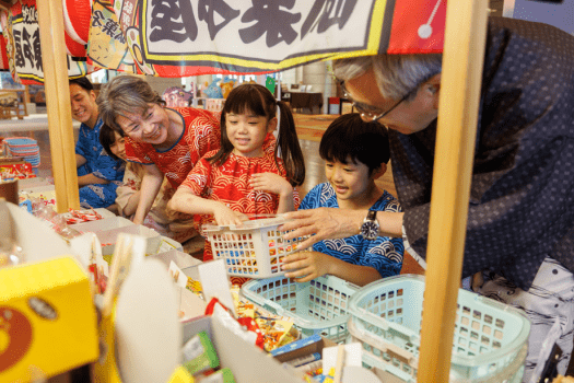 *【お土産処（一例）】栃木のお土産がそろうお土産処には、楽しい駄菓子コーナーも♪