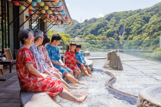 ゆったりとリラックスできる足湯。全身の血行を良くし体内の老廃物代謝を高め免疫力アップの効果が期待できます。
着衣のまま、どなたでもご自由にご利用いただけます。