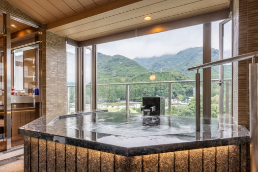 鬼怒川の絶景を眺める石造りの露天風呂