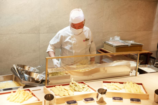 【夕食バイキング（一例）】ライブキッチンでは出来たてのお料理を提供！