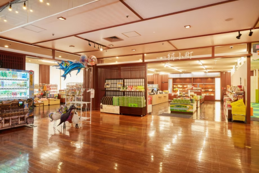 【お土産処（一例）】栃木のお土産がそろうお土産処では、旅の思い出をお買い求めください♪
