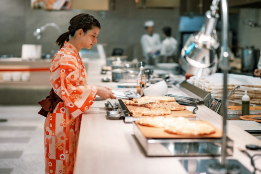 【夕食バイキング（一例）】自然を眺めるレストランで、みんなで楽しいお食事を♪