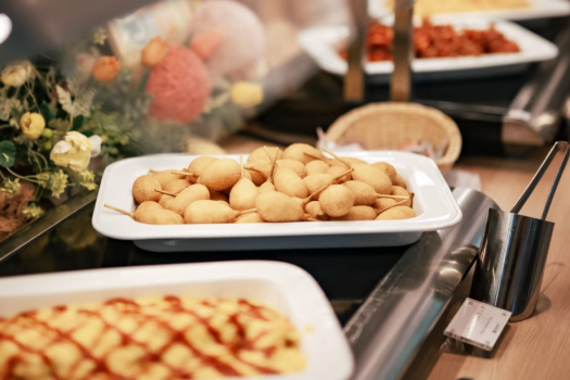 【朝食バイキング（一例）】自然を眺めるレストランで、みんなで楽しいお食事を♪