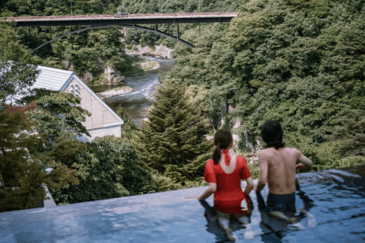 温泉をプールのように水着で楽しむおぷーろ♪きぬ川の眺望とともにご家族でお楽しみいただけます。