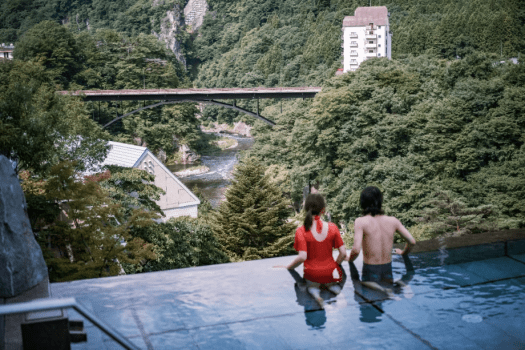 温泉をプールのように水着で楽しむおぷーろ♪きぬ川の眺望とともにご家族でお楽しみいただけます。