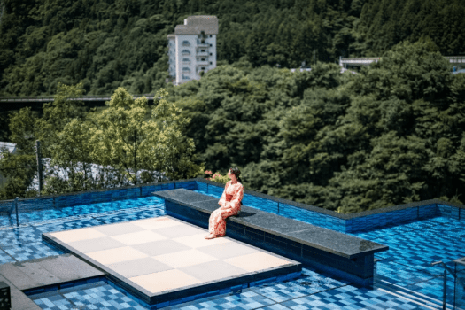 【水盤テラス（一例）】鬼怒川の自然を眺めながら足湯