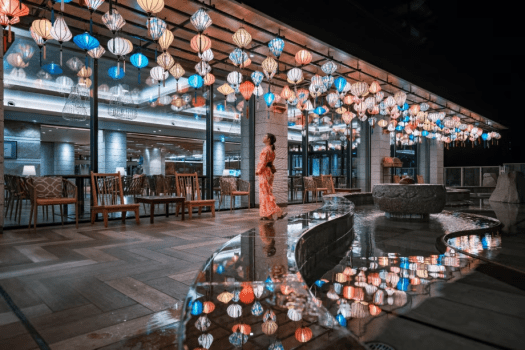 【水盤テラス（一例）】鬼怒川の自然を眺めながら足湯