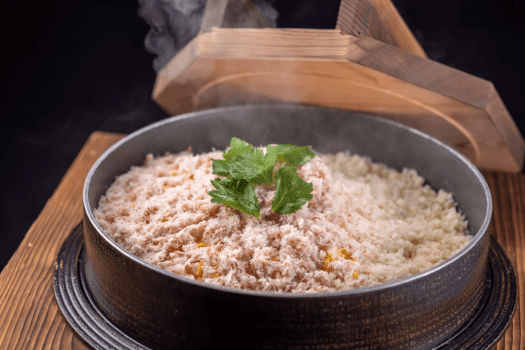 蟹の身をたっぷり使った贅沢釜飯♪