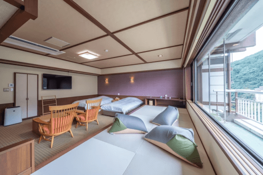 お部屋にはベッド2台と小上がりがあり、3名様までお泊まりいただけます。 お部屋にはベッド2台と小上がりがあり、3名様までお泊まりいただけます。