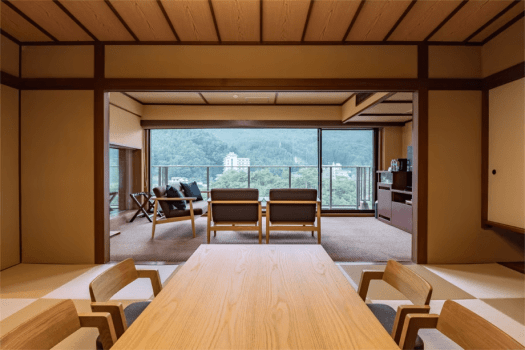鬼怒川の絶景を眺める大きい窓と広いリビングで団欒の時間をお過ごしください。