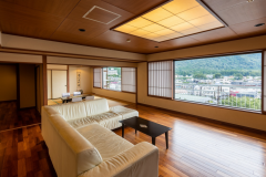 鬼怒川の温泉街を眺める大きな窓とゆったりくつろげるソファのある広々リビングスペース
※調度品は予告なく変更になる場合があります 鬼怒川の温泉街を眺める大きな窓とゆったりくつろげるソファのある広々リビングスペース
※調度品は予告なく変更になる場合があります