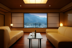 最上階客室で優雅なひとときを
※お部屋によって内装や調度品が異なります 最上階客室で優雅なひとときを
※お部屋によって内装や調度品が異なります