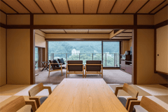 鬼怒川の絶景を眺める大きい窓と広いリビングで団欒の時間をお過ごしください。