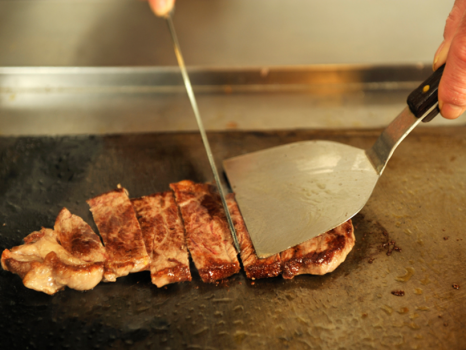 *【ディナーバイキング（一例）】大人気のステーキは、ライブキッチンでその場で焼き上げます