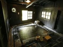 　　館内にある家族湯“切石の湯”良泉がこんこんと湧き出でます