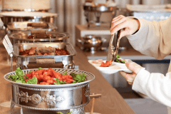 思いっきりスキーを楽しんだ後はボリューム満点のバイキング