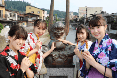 浴衣で街歩き手長銅像