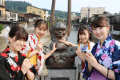 浴衣で街歩き手長銅像