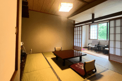 渓流を望む 和室８畳 鉄筋建築（洗面トイレ付き）