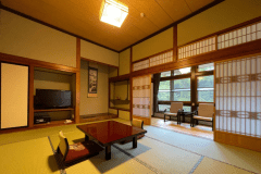 渓流を望む【和室８畳+４畳or和室１０畳】※トイレ洗面なし