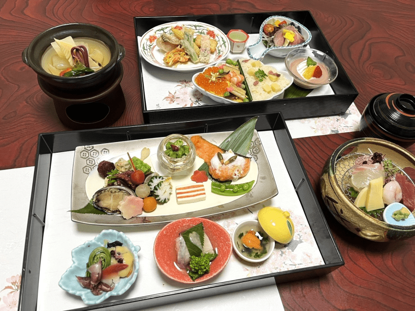 二段のお重に美味しさが詰まった京会席をお楽しみください🌸