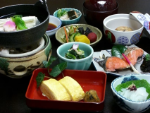 湯豆腐や出汁巻卵に焼魚など盛りだくさんの和朝食 湯豆腐や出汁巻卵に焼魚など盛りだくさんの和朝食