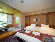 【畳の和室小上がり付き】窓からは風に揺れる木々を眺め、季節の移ろいを感じます。（スーペリアツインルーム）