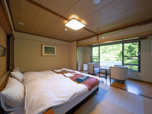 【モダン和室（畳）】輝く朝日が差し込み、明るく静けさ包まれたお部屋です。（ジャパニーズツインルーム）