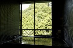 スイートルーム（タイプ1）の御影石風呂です。御影石はマイナスイオンを発生していると言われます。心ゆくまで浸かり、日頃のお疲れを癒やしてください。