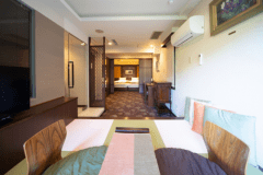 半露天の檜風呂が人気のスイートルームです。
（タイプ2 檜半露天/丸・畳の小上がり）